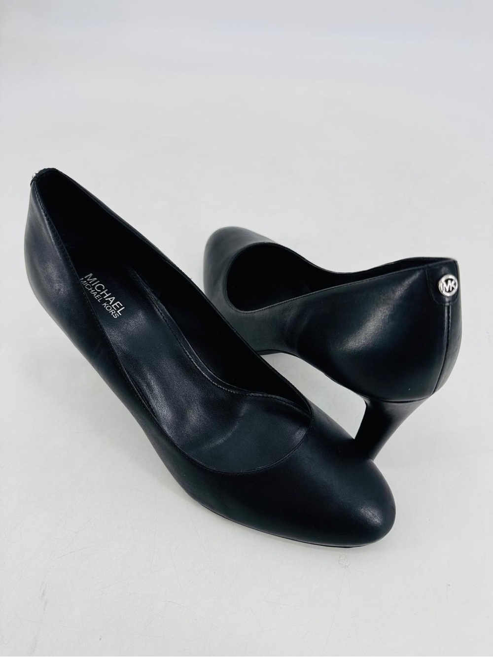 MICHAEL Michael Kors Classic Minimalist Black Leather Logo Work Round Toe Pum